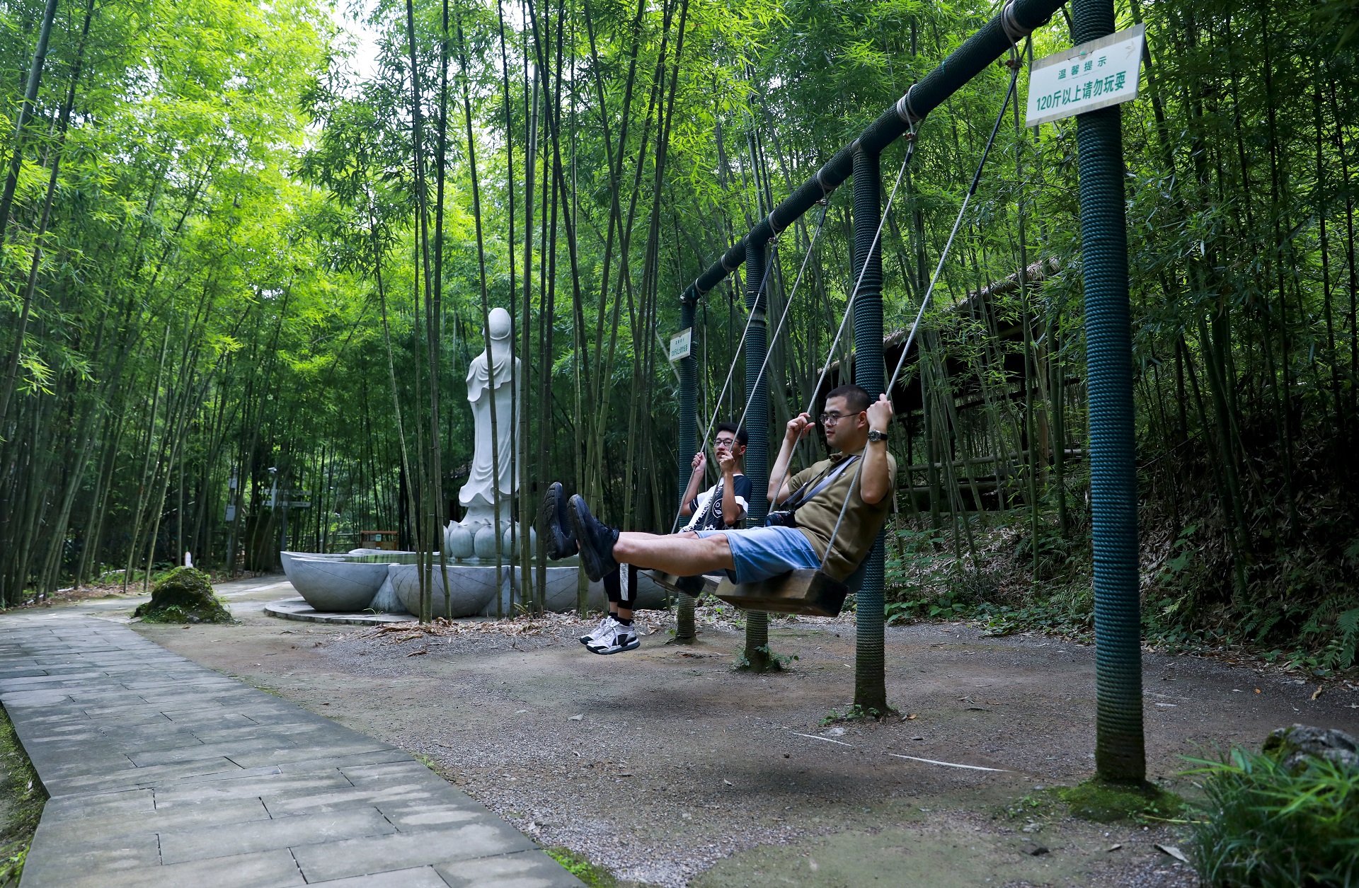 8月10日，明月山.百里竹海景区观音洞景点，游客在竹林间荡秋千。记者 熊伟 摄.jpg