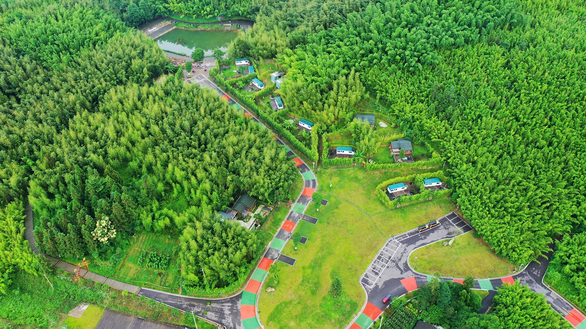 鸟瞰明月山.百里竹海景区星空露营基地。记者 熊伟 摄.jpg